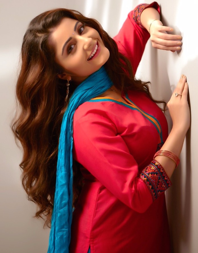 Actress Aqsa Bhatt Photoshoot Pics (17)
