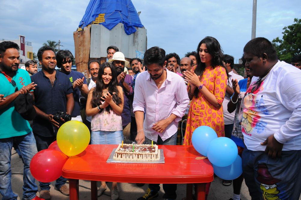 Actor Nakul Celebrated His Birthday on The Sets of SEI (3)