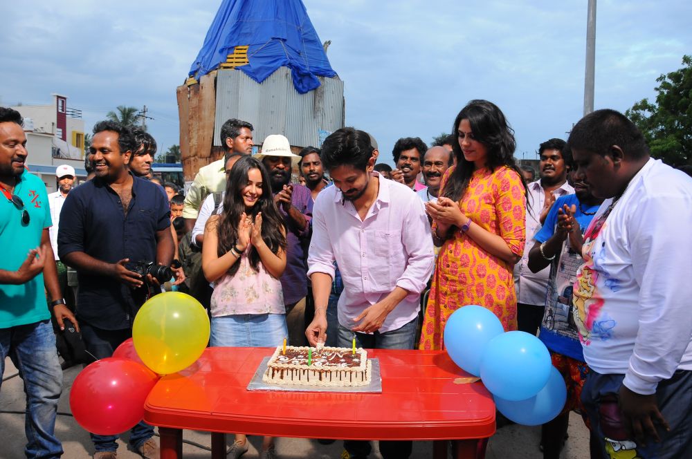Actor Nakul Celebrated His Birthday on The Sets of SEI (4)