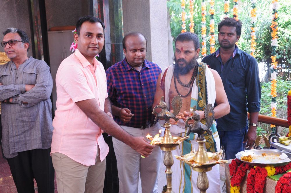 Thittam Poattu Thirudura Kootam Movie Launch Stills (4)