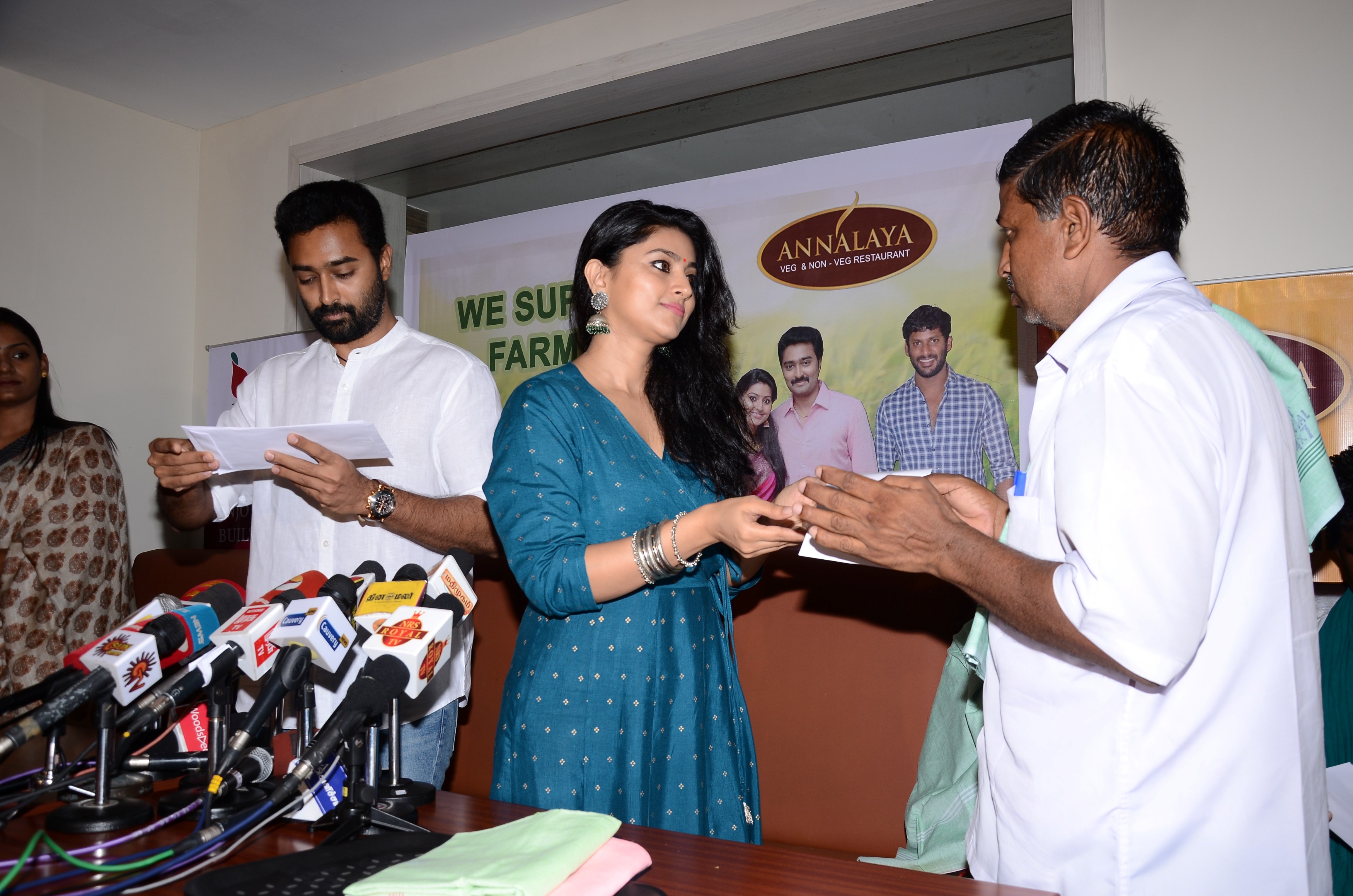 Actor Prasanna and Sneha Donates 10 Farmers (5)