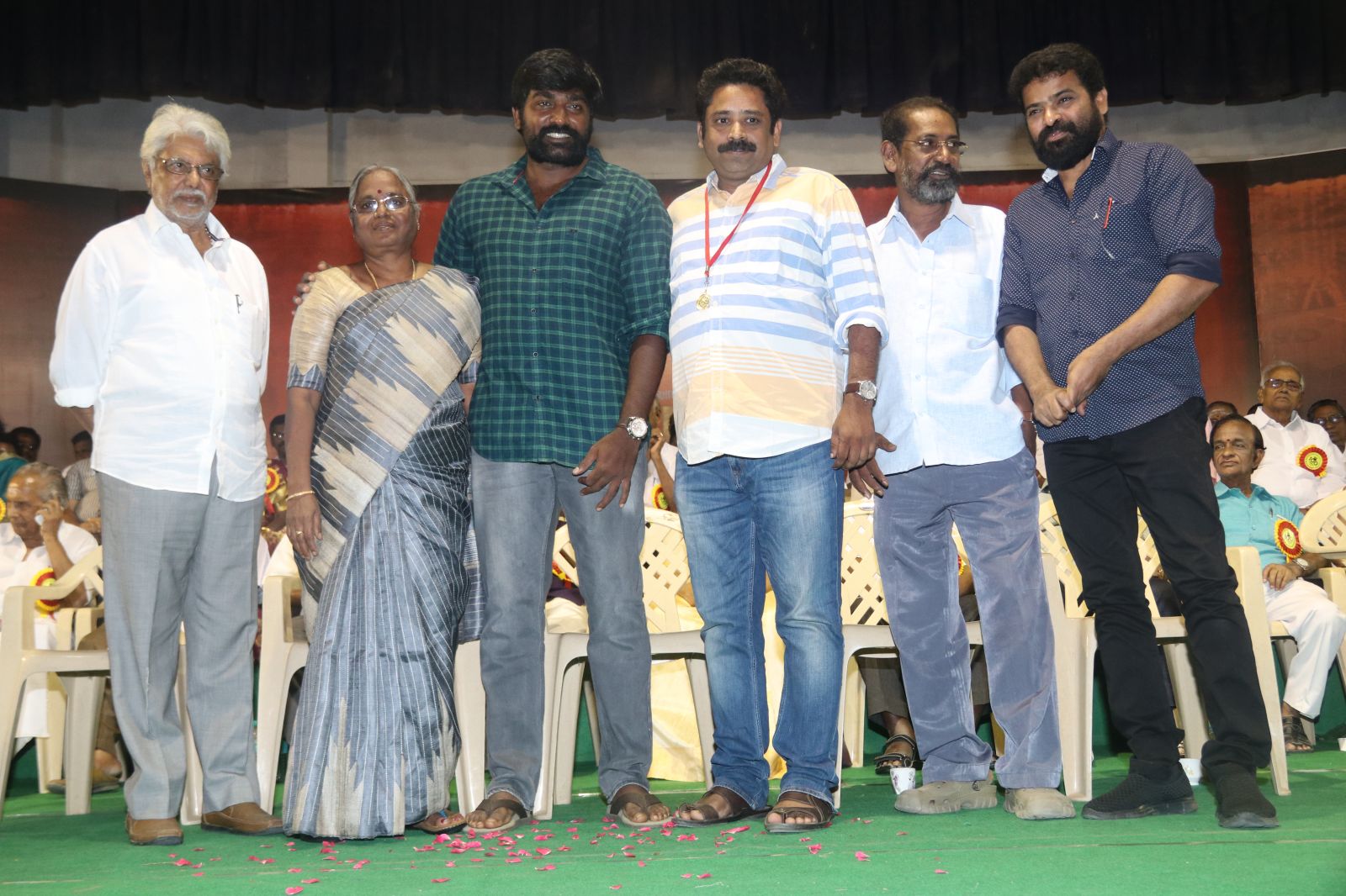 Director SP Jananathan and Vijay Sethupathi Giving 100 Gold Coins To Cine Technicians (18)