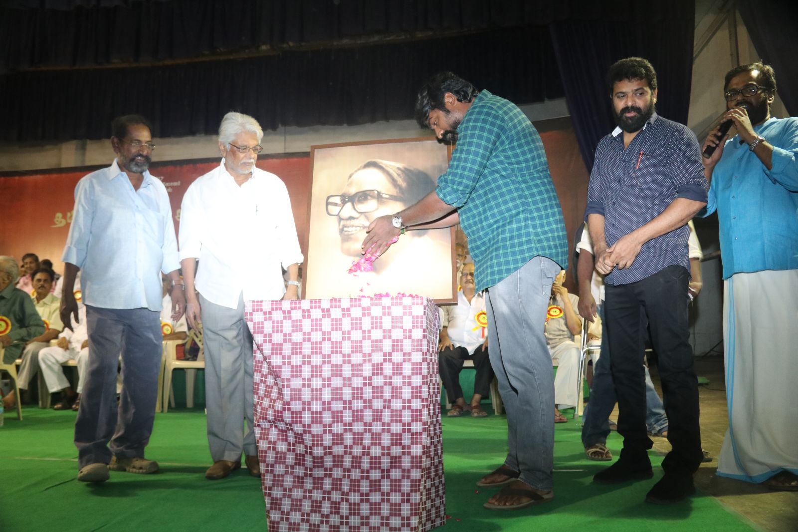 Director SP Jananathan and Vijay Sethupathi Giving 100 Gold Coins To Cine Technicians (3)