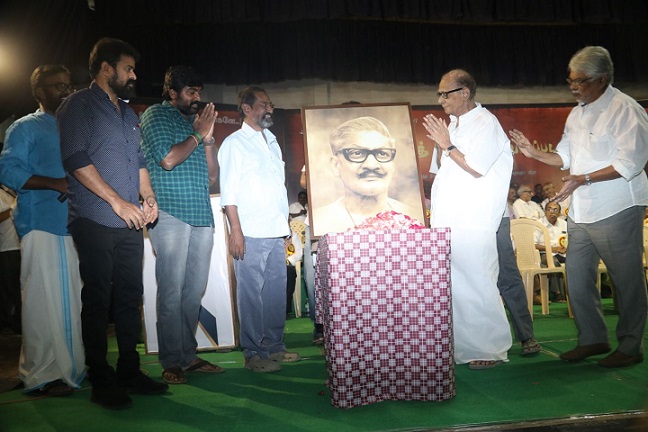 Director SP Jananathan and Vijay Sethupathi Giving 100 Gold Coins To Cine Technicians (5)