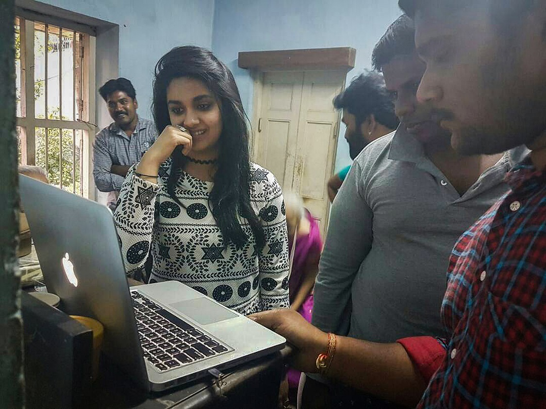 Keerthy Suresh Visit To DHA DHA 87 Shooting Spot To See Her's Grand Mother Saroja's Acting Photos (3)