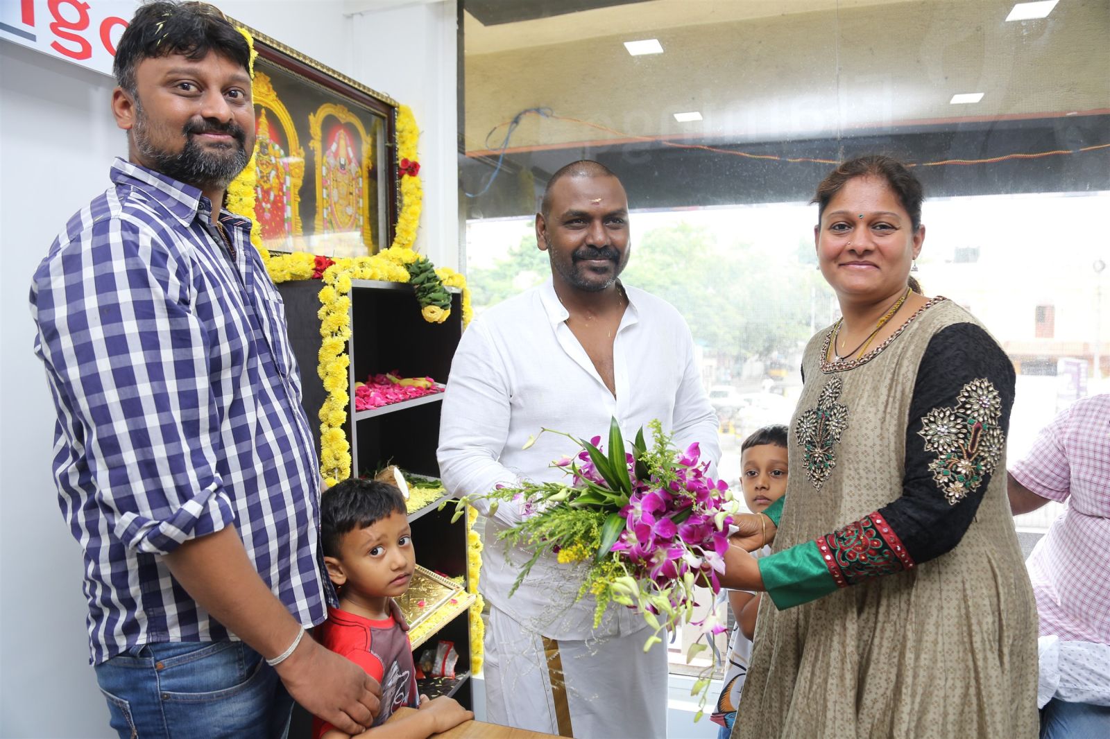 Actor Raghava Lawrence Inaugurated Flamingo Tour & Travels Photos (13)