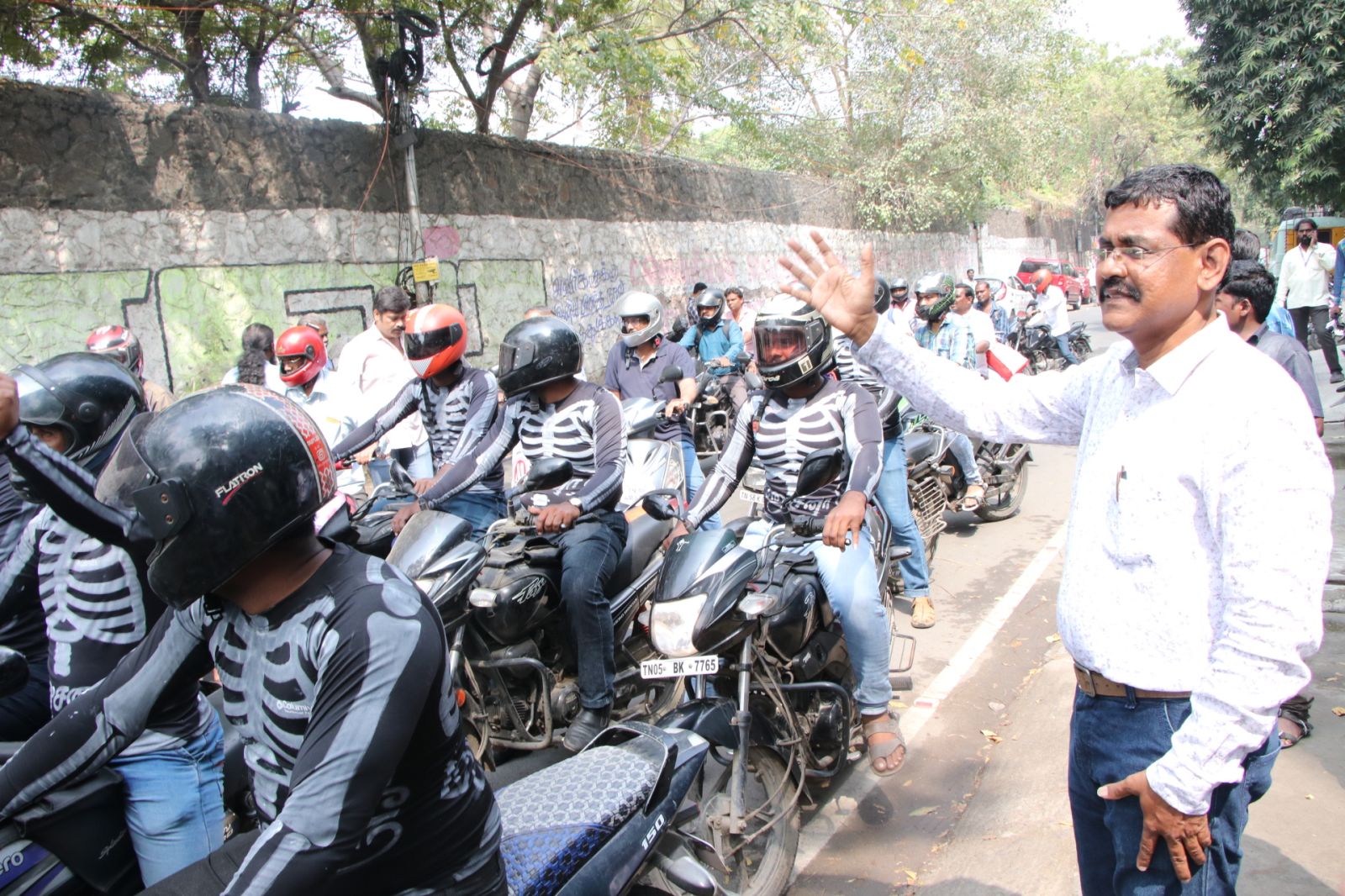 Helmet Awareness Bike Rally by 'Manusanaa Nee' Movie Team Photos (15)